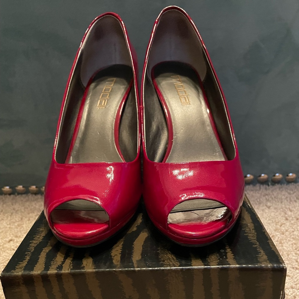 Moda Red Pearl Patent Peep Toe Heels 👠 10 M